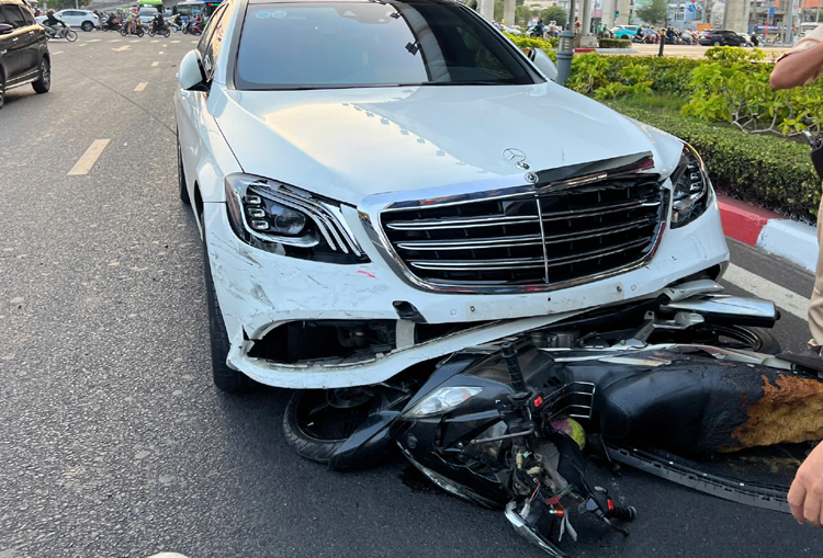 Thành phố Hồ Chí Minh: Ô tô tông 10 xe máy, nhiều người bị thương